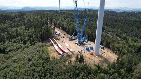 Baustelle für Windkraftanlage, Rotorblätter liegen auf Boden im Wald