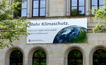 Großplakat am Umweltministerium appelliert an G20-Gipfel: „Mehr Klimaschutz - denn wir haben keine zweite Welt im Kofferraum!