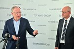 Ministerpräsident Stephan Weil diskutiert mit TÜV Nord-Fachleuten über die Energiewende 