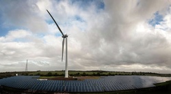 Das firmeneigene Kombi-Projekt aus Solar- und Windkraftanlage in Kings Lynn, Großbritannien.