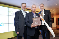 „Verleihung des „German Renewables Award 2013“, v.l.n.r.: Prof. Dipl.-Ing. Henry Seifert (fk-wind: Institute for Wind Energy, Hochschule Bremerhaven), Dipl.-Ing. Jörg Spitzner (SPITZNER ENGINEERS GmbH), Ingolf Lührs (BayWa r.e. Rotorservice GmbH)” Quelle: