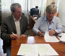 The director of the Institute for Energy and Environment (IEE) at the University of São Paolo, Professor Ildo Sauer, and the CEO of BBB Klaus Bergmann at the contract signing.