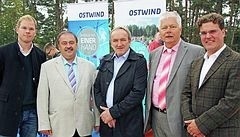 Nico Suren von Vestas Deutschland, Bürgermeister Peter Dotzler, Erich Wust, MdL Reinhold Strobl und OSTWIND-Geschäftsführer Jörg Zinner