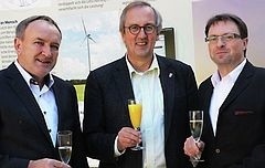 Erich Wust von Wust-Wind & Sonne, Bürgermeister Franz Mädler und OSTWIND-Geschäftsführer Dr. Rolf Bungart bei der offiziellen Eröffnung des Windparks Ursensollen