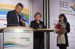 BEE-Präsident Dr. Fritz Brickwedde und Bundeskanzlerin Dr. Angela Merkel auf dem BEE Neujahrsempfang