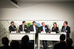 Die Diskutanten erörterten die Chancen und Herausforderungen digitaler Geschäftsmodelle für die Energiebranche (v.l.n.r. Thomas Jarzombek, Lars Quandel, Eberhard Holstein, Klaus Stratmann, Lena-Sophie Müller und Robert Busch).