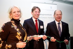 V.l.n.r.: Prof. Dr. Jacqueline Otten, Prof. Dr. Werner Beba, Olaf Scholz. Foto: Paula Markert/HAW Hamburg (Foto: Paula Markert/HAW Hamburg)