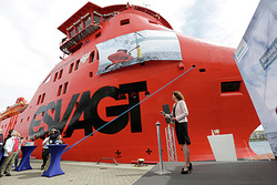 Rostock-Warnemünde harbor saw the first of Siemens' two new flagships for its offshore service fleet receive the name "Esvagt Froude". The bottle smashes with a bang.
