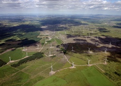 Luftbildaufnahme vom Windpark Black Law, UK, stage 2 areal. Die 54 Windenergieanlagen des Hersteller Siemens® werden ab sofort von der Deutschen Windtechnik instandgehalten. (Quelle: ScottishPower Renewables)