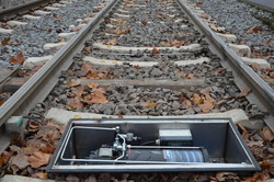 Die liegende Variante der SKF Pumpe ist im Gleisbett verbaut und wird mit einem Metalldeckel geschützt.