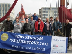 Alumni des Windstudiums beim Ablegen in Bremerhaven.