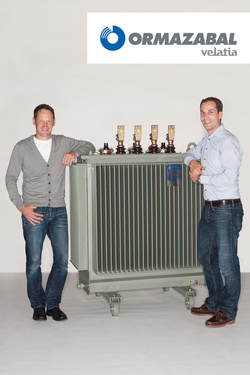 Ormazabal Deutschland, hier vertreten durch Geschäftsleiter Thomas Hartkämper (links) und Produktmanager Jurek Aengenvoort, bietet Schaltanlagen und Transformatoren aus einer Hand. (Foto: Ormazabal)