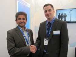 Shahriar Fatemi, Geschäftsführer von THEOLIA Naturenergien GmbH, und Falko Feßer, Geschäftsführer der Deutschen WindGuard Systems GmbH bei der Vertragsunterzeichnung in Husum.