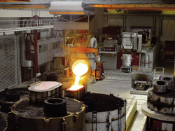 Bis zu 20 Tonnen flüssiges Eisen gelangen in nur 120 Sekunden vom Gießtümpel über das Ausgusssystem in die Form, um zu Rotornaben, Maschinenträgern, Statorglocken oder Achszapfen zu werden. (Foto: Enercon)