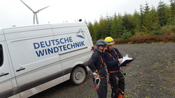 Ein Serviceteam der Deutschen Windtechnik Ltd. bei der Einsatzplanung im Windpark Black Law, Großbritannien.