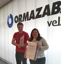 Leire Zarraga, Leiterin Human Capital Ormazabal Deutschland, und Markus Wissing, Elektroniker für Betriebstechnik, freuen sich über die IHK-Auszeichnung als bester Ausbildungsbetrieb 2015 im gewerblich-technischen Bereich. (Foto: Ormazabal)