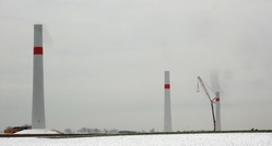 Windpark Linnich: Derzeit werden die Betontürme für den Windpark gestellt. Die ersten drei stehen bereits. Bis Mai sollen sie alle ihre endgültige Höhe von 123 Meter erreicht haben. (Foto: juwi)