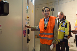 Foto: Bürgermeister Kaoru Kobayashi (links) nimmt im Herbst 2015 eine Windkraftanlage bei Kassel in Betrieb (Foto: Fukushima City)