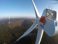 Bis Ende des Monats gehen alle sieben Windräder in Betrieb und liefern dann jährlich Ökostrom für 20.000 Haushalte.