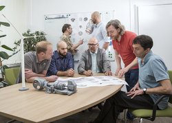 Prof. Uwe Ritschel und sein Forscherteam knobeln an neuen Lösungen für die Windenergietechnik (Foto: Thomas Rahr/Uni Rostock)