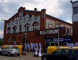 Im BLG-Forum, einer ehemaligen Stapler-Werkstatt im Bremer Überseehafen, fand die Windforce statt (Alle Fotos: kr)