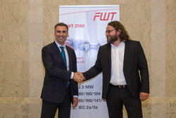  Sergo Mamaladze (Vize-Vorstandsvorsitzender der FALKON CAPITAL a.s.), links, und Bernd Gieseler (Geschäftsführer FWT Production GmbH), rechts, bei der Besiegelung des unterschriebenen Vertrages per Handschlag.
