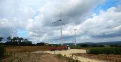 Für Ende Januar 2017 ist die Inbetriebnahme des Windparks Reitenberg geplant. Im Hintergrund zu sehen: Der bereits fertiggestellte Park Mihla I sowie Mihla II, bei dem gerade der Flügel gezogen wird.(Bild: juwi)