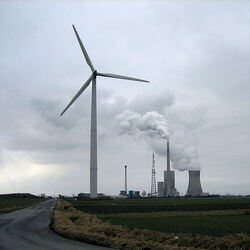 Kohlekraftwerk in Mehrum, Landkreis Peine mit Windrad im Vordergrund (Foto: Crux (Eigenes Werk) [CC BY-SA 2.5 (http://creativecommons.org/licenses/by-sa/2.5)], via Wikimedia Commons)