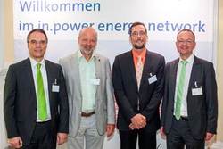 Josef Werum, Hans-Josef Fell, Prof. Dr. Volker Quaschning, Matthias Roth (v.l.) freuen sich über die gelungene Festveranstaltung zum 10-jährigen Jubiläum der in.power GmbH. (Bild: in.power)