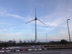 Wind energy in the Hamburg harbour (Image: Katrin Radtke)
