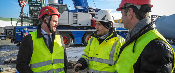 CEO Ivo Lippe (rechts) und Neil Parry, Managing Director UK, (links) besuchen Torsten Hartmann, Head of Project Management, auf der Siemens Baustelle in Varel / Jadebusen. (Bild: RTS Wind AG)
