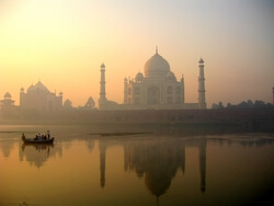 Das Taj Mahal, Indiens Wahrzeichen (Bild: www.viajar24h.com (Agra & Taj Mahal-44  Uploaded by Ekabhishek) [CC BY 2.0 (http://creativecommons.org/licenses/by/2.0)], via Wikimedia Commons)