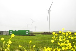 Speichersystem von Alfen mit Windkraftanlage (Bild: Alfen)