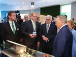 Bundespräsident Steinmeier besucht Schaeffler im Deutschen Pavillon auf der EXPO in Astana