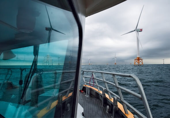 Ob der Überstieg vom Serviceschiff auf eine Windenergieanlage möglich ist, hängt von Wetter und Wellen ab. (Foto: SENVION)