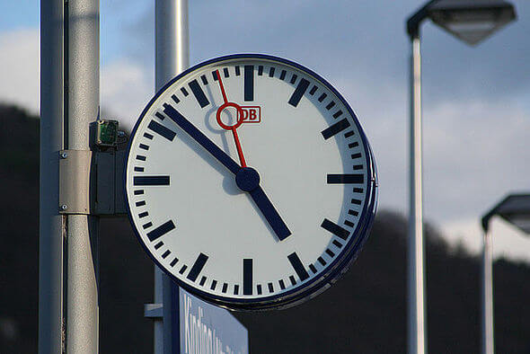 Werden die Uhren vor oder zurückgestellt? (Bild von: S. Terfloth User:Sese_Ingolstadt (Own work) [CC BY-SA 2.5 (http://creativecommons.org/licenses/by-sa/2.5)], via Wikimedia Commons)