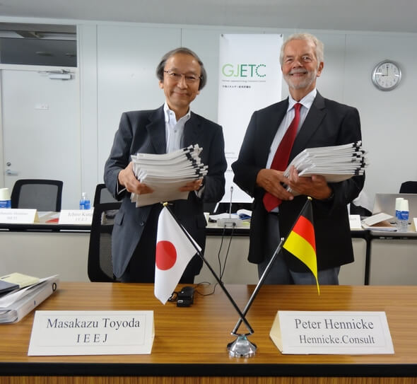 Prof. Masakazu Toyoda and Prof. Dr. Peter Hennicke with the first results of the GJETC study program (Image: GJETC)