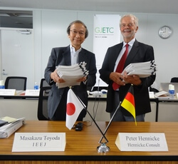 Die beiden Vorsitzenden des GJETC präsentieren die vorläufigen Studienergebnisse in Tokio. (Bild: GJETC)