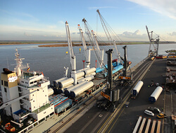 Niedersachsens Seehäfen sind Spezialisten sowohl für die logistische Abwicklung von Onshore-Windenergieanlagen (im Bild) als auch von Offshore-Projekten (Bild: J. Müller Steel & Projects GmbH)