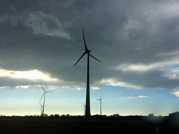Dunkle Wolken hängen über der britischen Onshore-Windenergie (Bild: Windmesse)