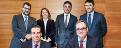 Photo caption: From left to right, ICO President Pablo Zalba and ACCIONA Managing Director for Economics and Finance Carlos Arilla along with other executives from both entities who have negotiated the loan for Mt. Gellibrand Wind Farm. (Image: ACCIONA)