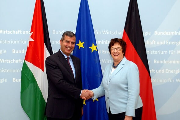 Bundeswirtschaftsministerin Zypries mit dem jordanischen Energieminister Dr. Saleh Al-Kharabsheh (© BMWi/Andreas Mertens)