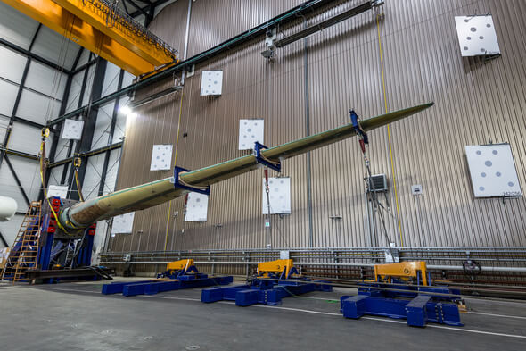 The SmartBlades DemoBlade in the extreme load test: The loads are applied via three hydraulic cylinders. (Image: Pascal Hancz)