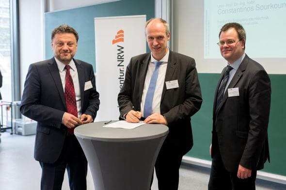 Sie haben mit der Absichtserklärung die weitere enge Zusammenarbeit besiegelt: Constantinos Sourkounis, Andreas Ostendorf und Jan Wenske (von links) (© RUB, Kramer) RUB)