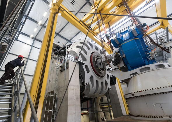 EcoSwing Kryogen: The compact generator is attached to DyNaLab´s Stewart Platform in order to apply loads from the rotor site dynamically. (Image: Fraunhofer IWES, Jan Meier)