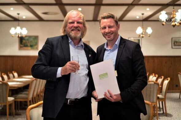 Präsentieren den Liefervertrag: Reinhard Christiansen vom Bürgerwindpark Ellhöft (links) und Nils Müller von Greenpeace Energy (Foto: Levke Jannichsen)