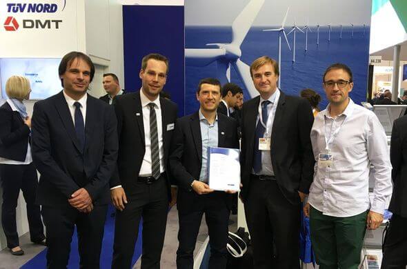 Zufriedene Gesichter zur Zertifikatsübergabe auf der WindEnergy Hamburg 2018 (Bild: TÜV NORD) 