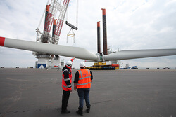 Supervision of the loading of rotors in Wilhelmshaven (Image: Lahmeyer international)