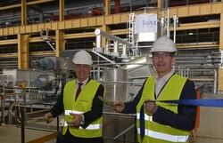 Harald Bauer, CEO SaltX Technology (links), und Markus Witt, Projektsponsor für den Salzspeicher bei Vattenfall, heute bei der offiziellen Inbetriebnahme der Pilotanlage (Bild: Vattenfall)