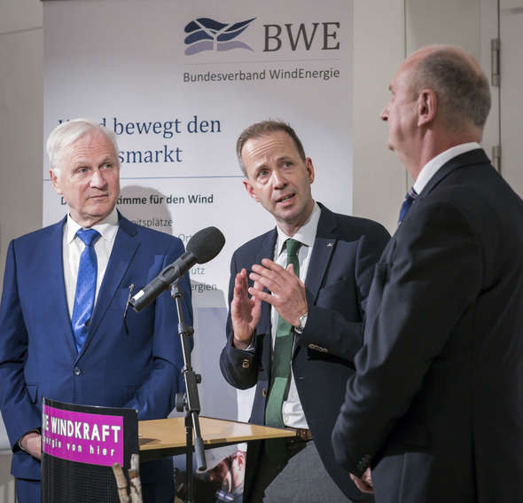 v.l.n.r.: Dieter Dombrowski (CDU), Jan Hinrich Glahr (BWE), Dietmar Woidke (SPD) (Bild: BWE/Silke Reents)